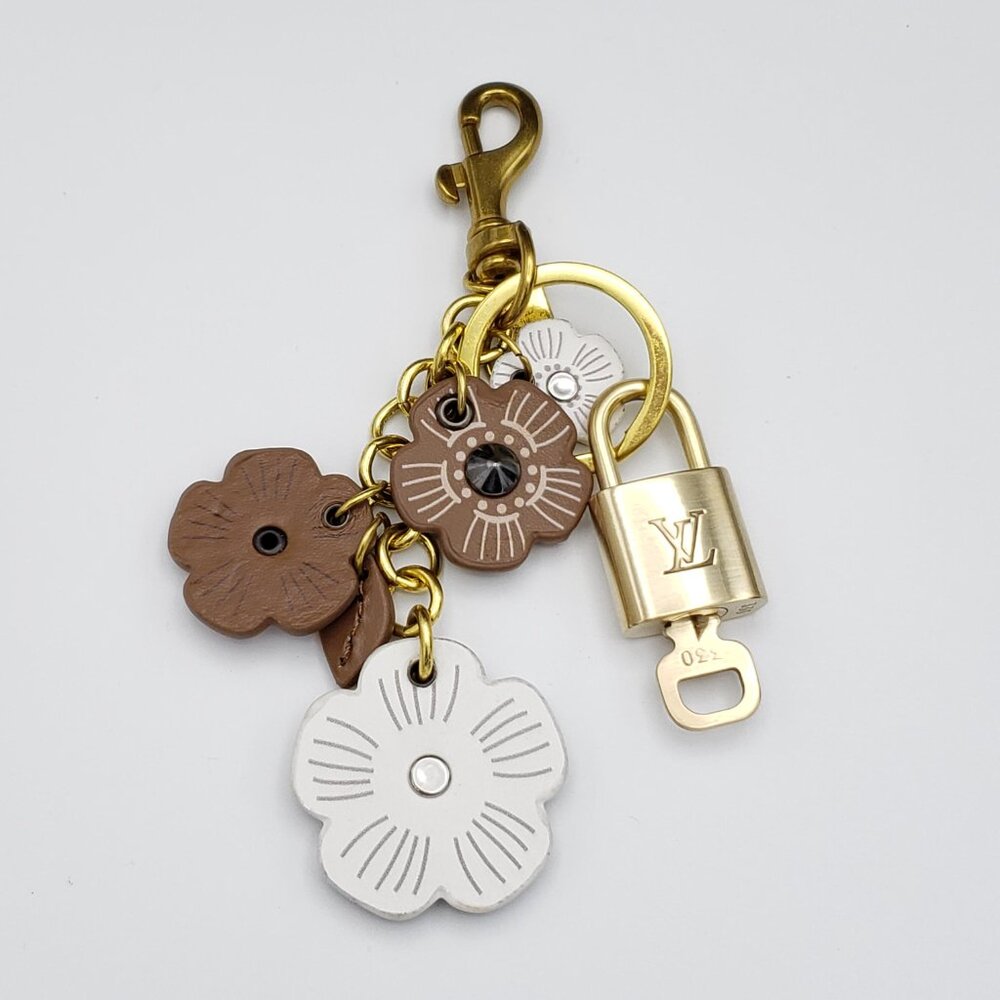 LV Gold Padlock 🔑 Authentic Louis Vuitton Charm + Unbranded Flower Keychain - Picture 9 of 9